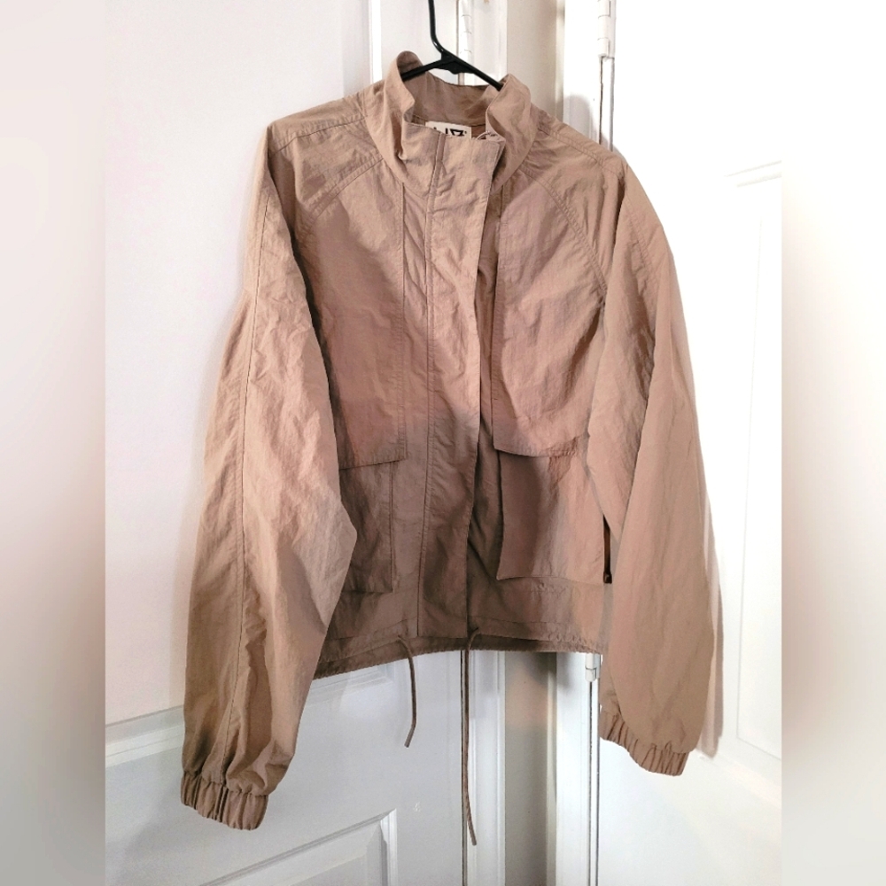 Windbreaker W/front Pockets & Zips up the front